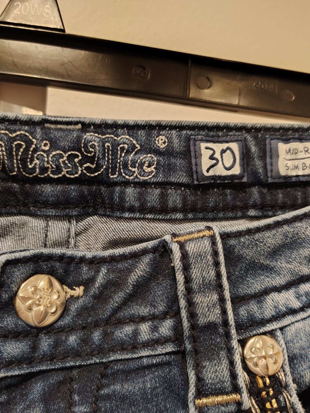 Miss Me Jeans Size 30 Mid-Rise Slim Boot Short Inseam 32 Thick Stitch Stretch - Picture 11 of 11